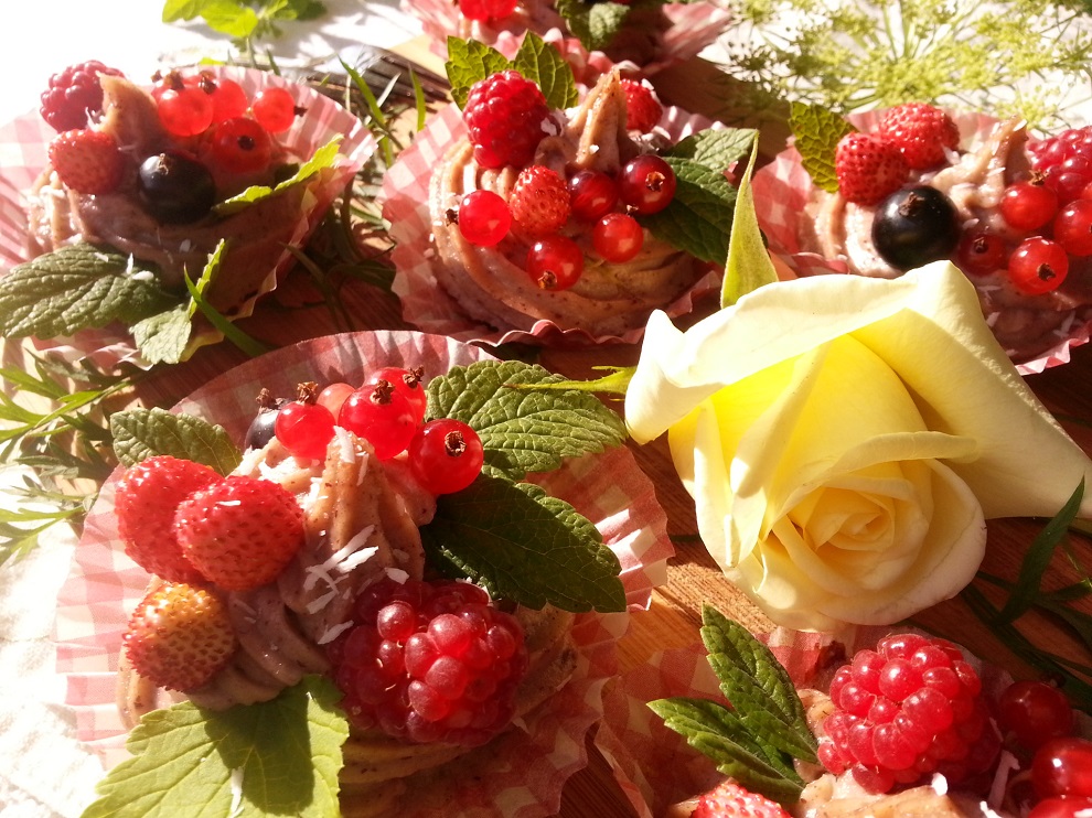 Beeren sind ein Symbol des Sommers - diese raw Muffins schmecken auch Nicht-Rohköstlern