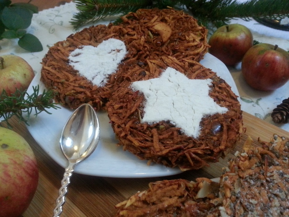 Für die Weihnachtsdeko dieser gesunden & roh-veganen Apfelküchlein kannst du einfach aus Papier eine Schablone ausschneiden. Das Papier mit dem Loch in Herz- oder Sternenform auf das Apfelküchlein legen und dick mit Kokosmehl (durch ein kleines Sieb) bestreuen. Dann die Schablone vorsichtig entfernen. 