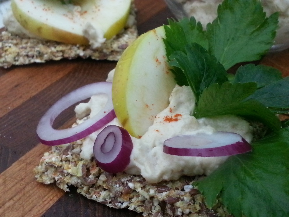 Roh-vegane Meerrettichsahne schmeckt nicht nur ganz herrlich und frisch - sie ist auch laktosefrei und daher bei Laktoseintoleranz eine echte Alternative zur herkömmlichen Meerrettichsahne :-)