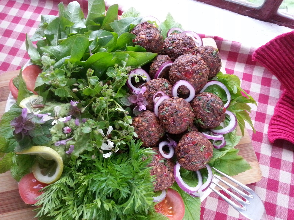 Roh-vegane Walnussfrikadellen mit Wildkräutern und Avocado