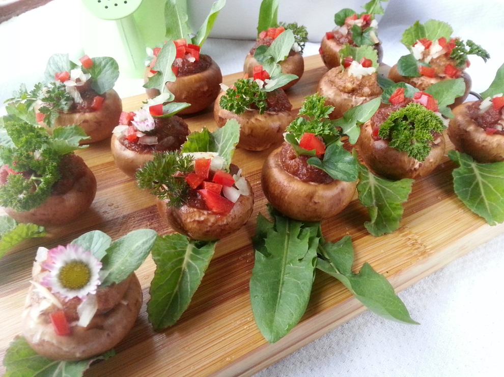 roh-vegane Champignon-Häppchen mit Wildkräutern