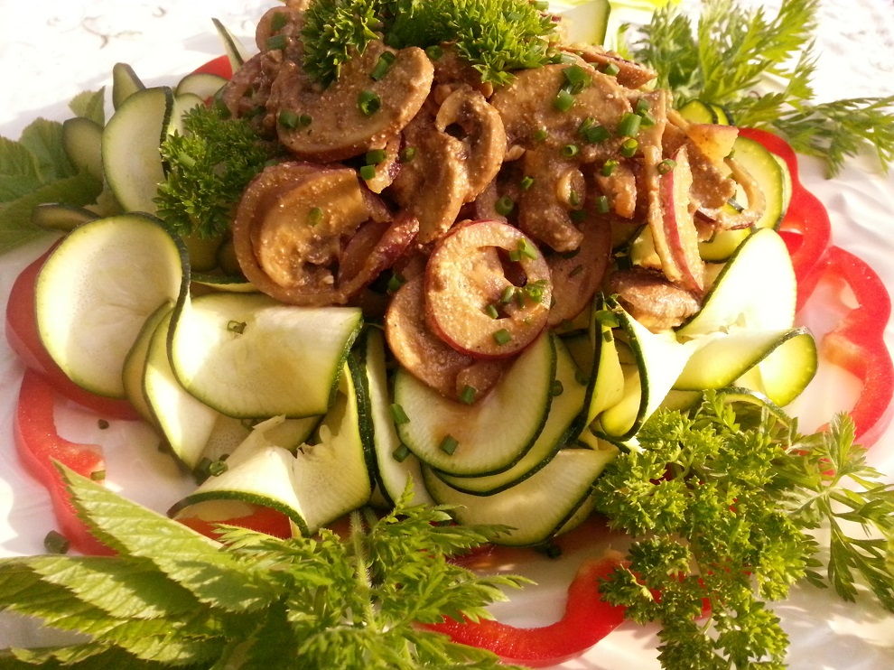 Roh-vegane Bandnudeln aus Zucchini mit Champignonsauce