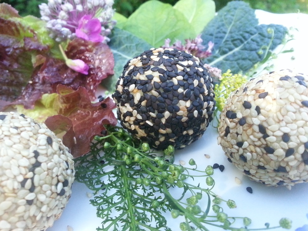 Die Rohkost-Käsebällchen im Sesammantel wurden hier mit Salatblättern, Palmkohl, etwas Schafgarbe, einem Estragonzweig und Weidenröschenblüten serviert :-) 