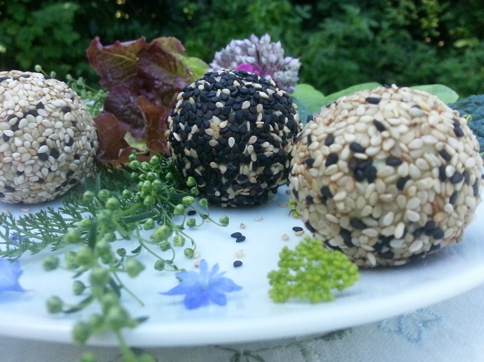 Roh-vegane fermentierte Cashewkäse-Bällchen im Sesammantel - Rezept ...