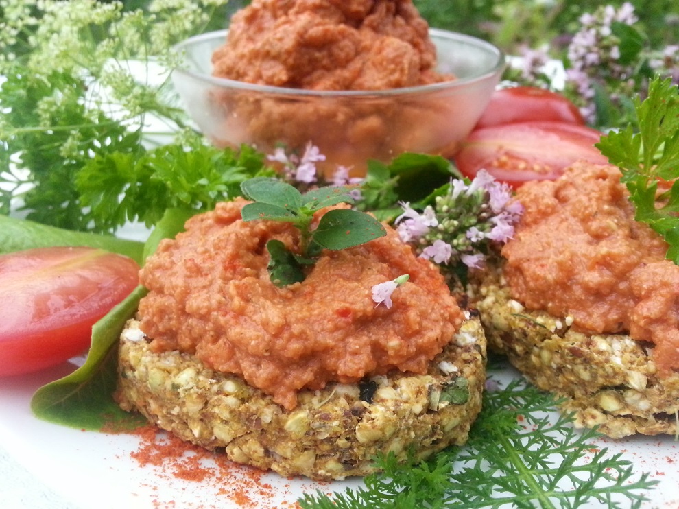 Ob auf Rohkostbrot oder Rohkostkräckern - Tomatenaufstrich schmeckt immer