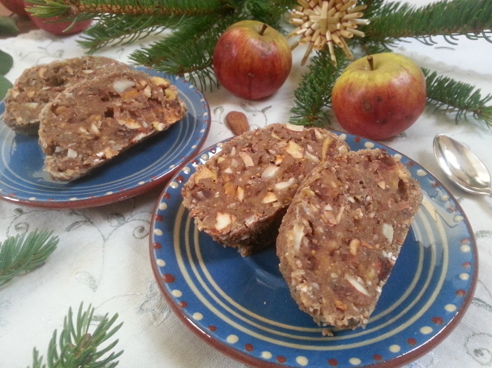 Dieses roh-vegane Früchtebrot gehört hier in der Weihnachtszeit zu meinen absoluten Lieblings-Rohkost-Weihnachtsrezepten :-)
