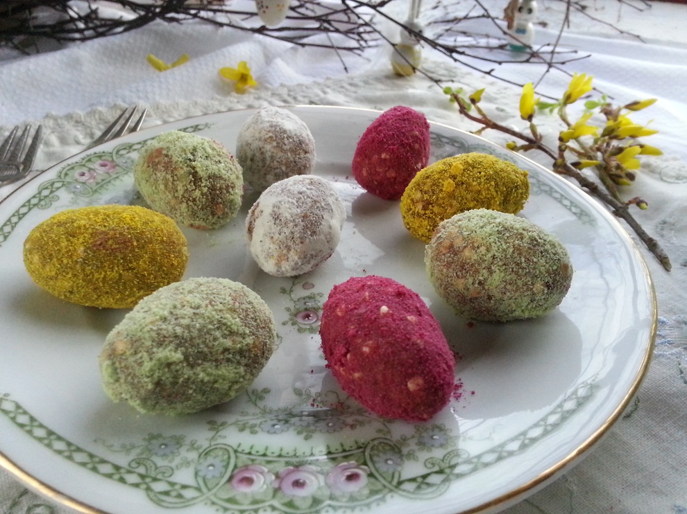 Bunte, roh-vegane Ostereier an Ostern in The Raw Kitchen.