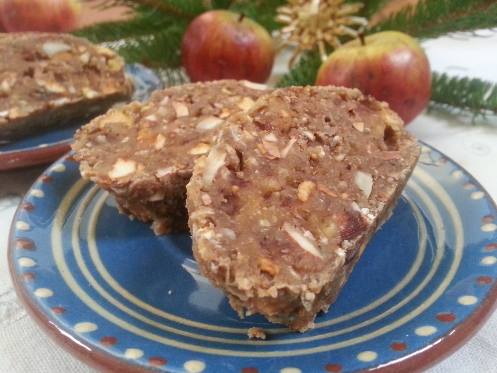 Dieses weihnachtliche, roh-vegane Früchtebrot schmeckt nicht nur nach mehr :-) Es ist auch ist glutenfrei.