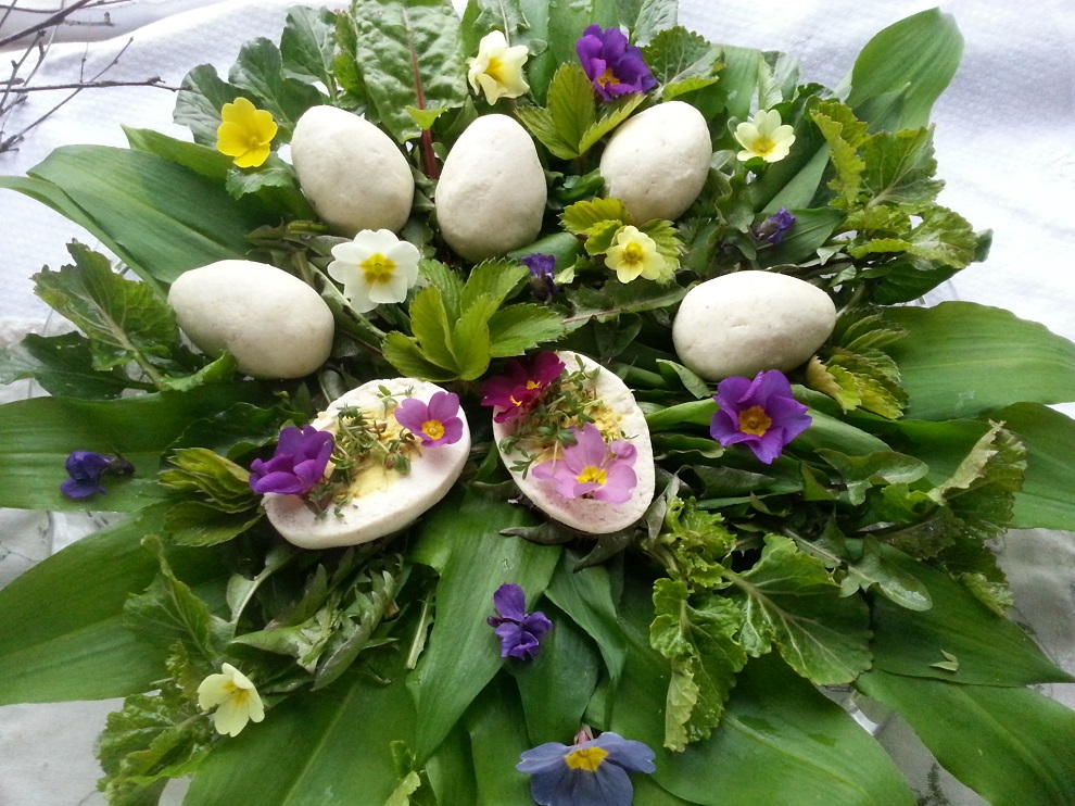 Rohköstliche Ostern mit roh-veganen Ostereiern, Bärlauch, Löwenzahn, Primeln