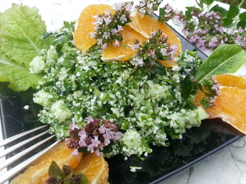 Rohkost-Blumenkohlreis mit Kräutern je nach Saison und Geschmack. Sind die Kräuter bitter, kombiniere mit Fruchtigem