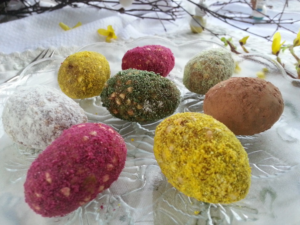 Rohköstliche Ostern mit bunten roh-veganen Ostereiern - So geht das Ostereier formen