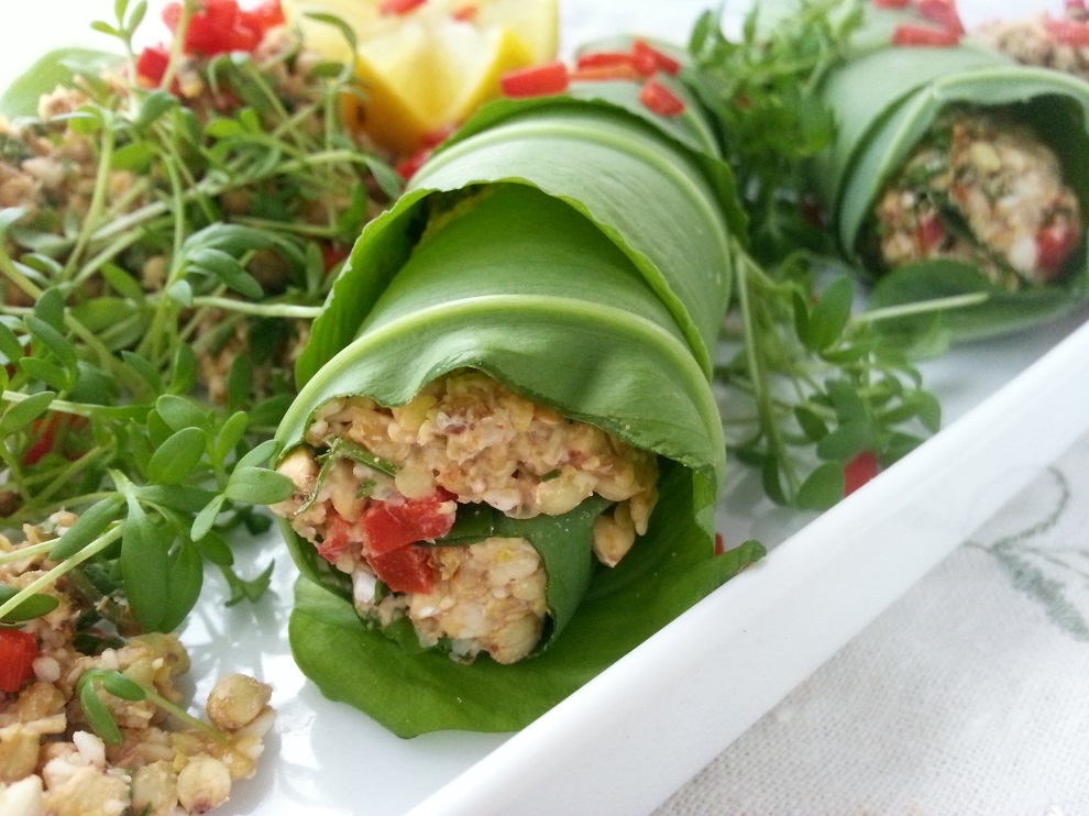Rohköstliche Bärlauch-Wraps mit Zitrone und Buchweizen-Kräuter-Salat