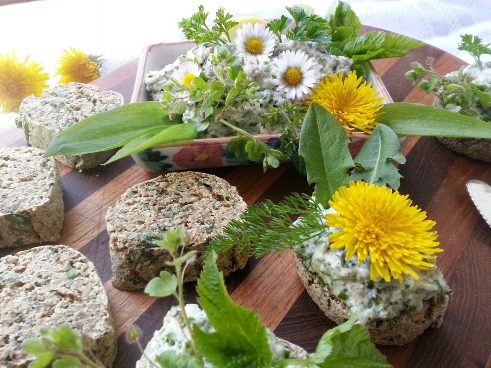 Roh-veganer Hanfaufstrich - Aufstrich mit Kräutern der Saison