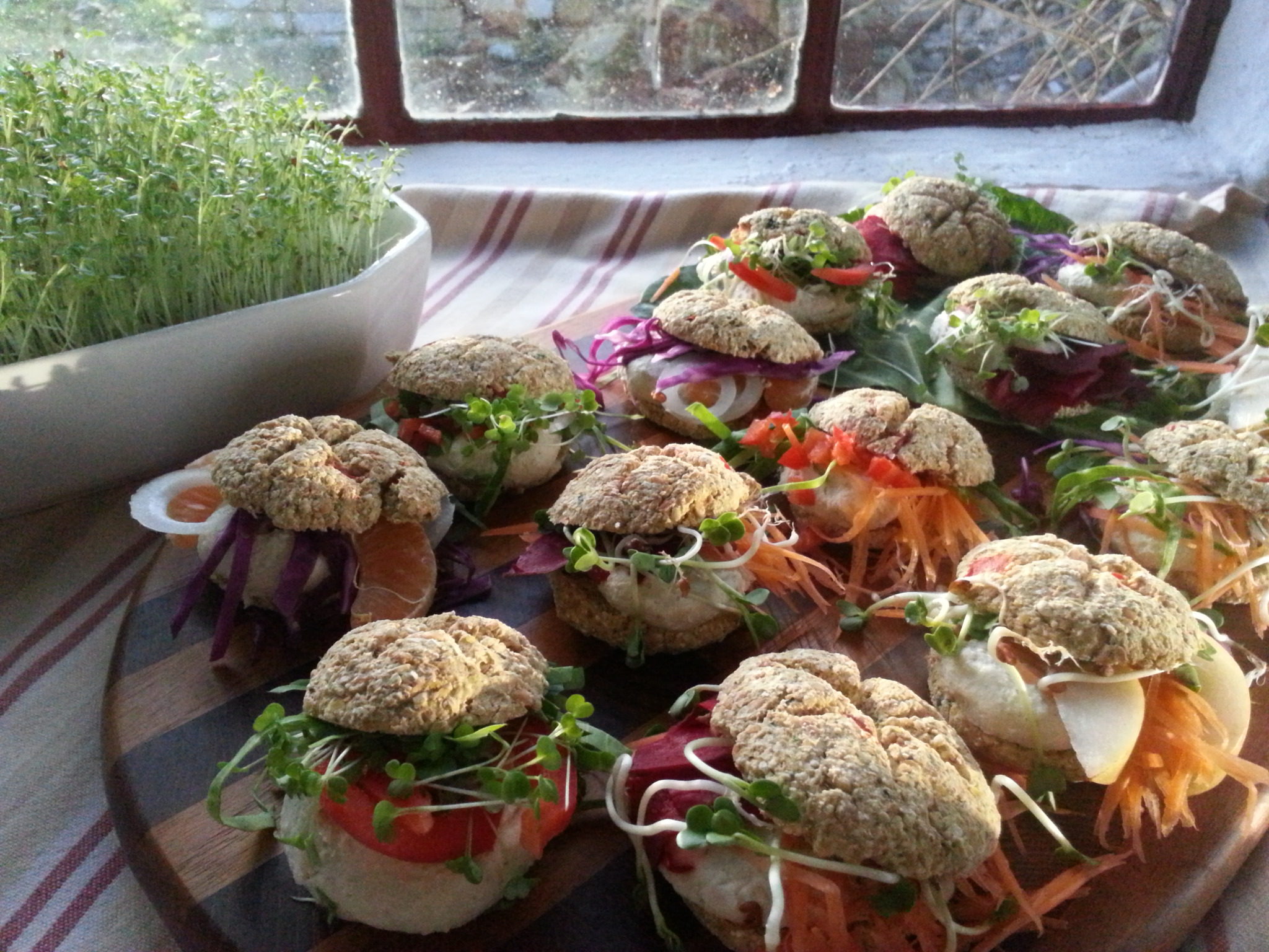 Roh-vegane belegte Rohkost-Brötchen mit Cashew-Creme › grün-roh-bunt