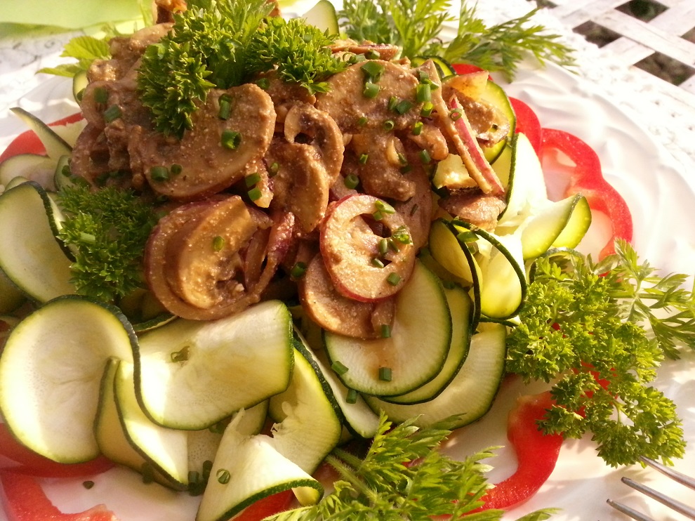 Roh-vegane Bandnudeln & Spaghetti aus Zucchini oder Gurken sind glutenfrei - rohköstliche cremige Sauce