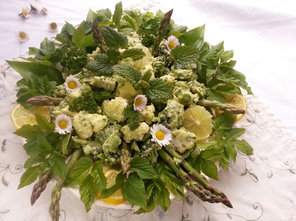 Spargelsaison Rohkost-Salat grünen Spargel