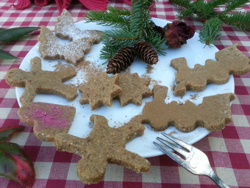 Für meine schwäbische Kinderseele waren Ausstecherle immer DIE Weihnachtsplätzchen schlechthin :-) Heute gibt es sie bei mir in einer roh-veganen Ausgabe :-)