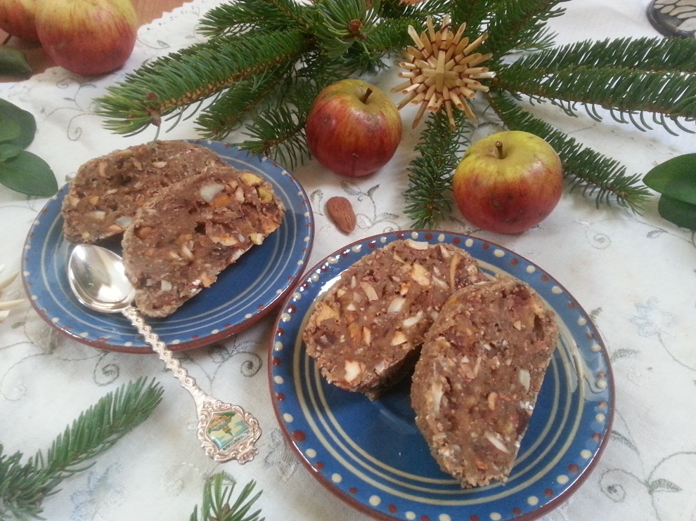 Roh-veganes Früchtebrot für die Weihnachtszeit