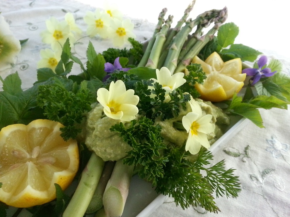 Rohkost-Rezept ganzer grüner Spargel