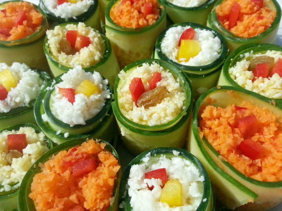 Raw vegan Veggie Rolls - oder rohköstliche Gurkenröllchen? Egal, welchen Namen du für diesen Hingucker verwendet - schmecken tut´s auf jeden Fall :-) 