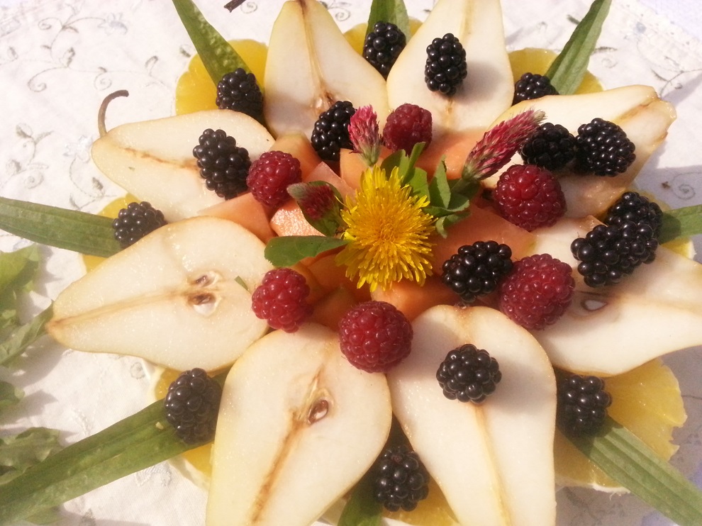 Obst und Wildkräuter passen ernährungsmäßig hervorragend zusammen! Lasse dich von diesem Obstteller mit vielen Birnen, Beeren und Spitzwegerich und Löwenzahn inspirieren! 