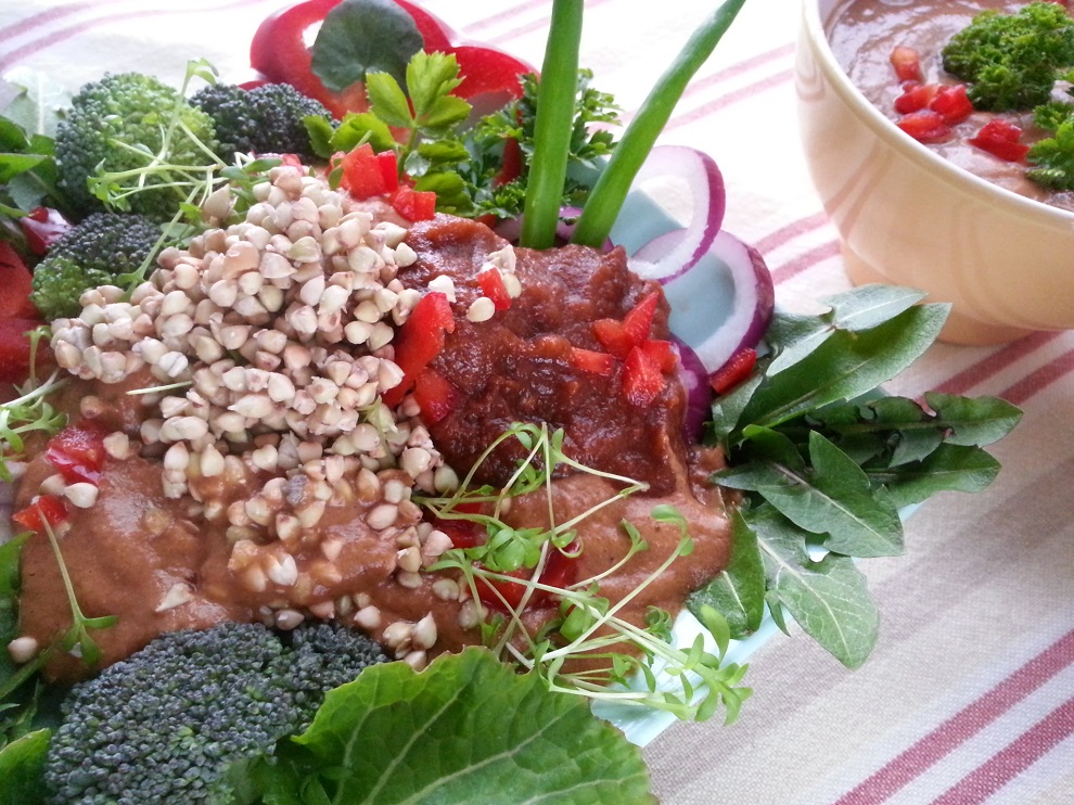 Rohkost-Hauptgericht gekeimter Buchweizen mit Tomatensosse
