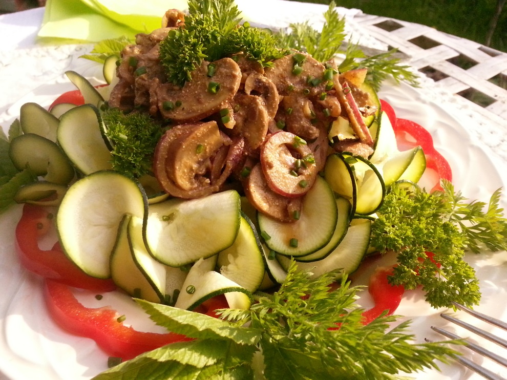 Bandnudeln oder Spaghetti aus Zucchini oder Gurken sind sehr kalorienarm - auch für Nicht-Rohköstler eine Alternative zum Abnehmen